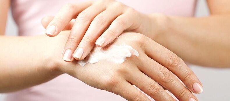 нанесение крема на кожу рук